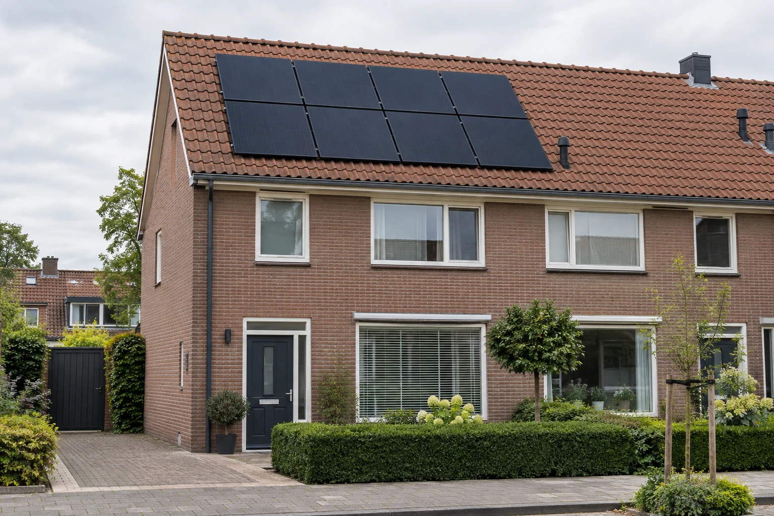Nederlands schuin dak met precies 8 zonnepanelen